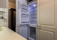 Установка встроенного холодильника